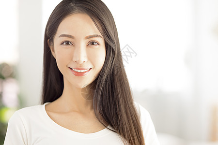 年轻亚洲美貌 皮肤干净健康 面容清洁护理女孩微笑房间化妆品女性快乐牙齿眼睛图片