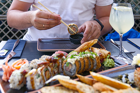 在寿司餐厅吃寿司和筷子文化美食小吃食物盘子女士夫妻蔬菜饮食海鲜图片