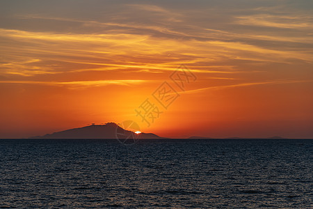 美丽的日落 太阳遮在伊希亚岛后面的蒂罗亨尼亚海上夕阳海岸地平线橙子假期岩石全景火山旅行海滩图片