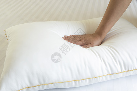睡床上的白枕头 床上舒适柔软枕头床垫公寓睡觉毯子寝具纺织品住宅家庭床单软垫图片