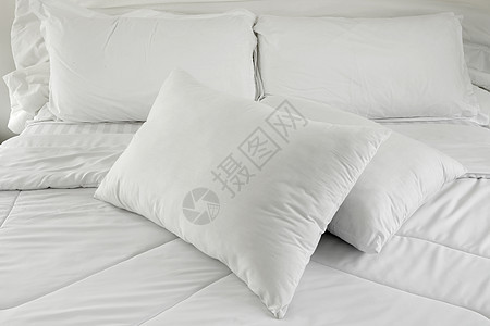 睡床上的白枕头 床上舒适柔软枕头休息床单睡觉房间酒店奢华卧室家庭纺织品套房图片