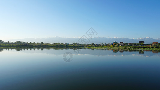 水面的镜子表面反射着山峰农场沼泽阴影宗教山脉植物场地场景月亮水库图片