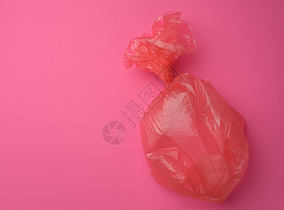 粉红背景的空塑料垃圾袋图片
