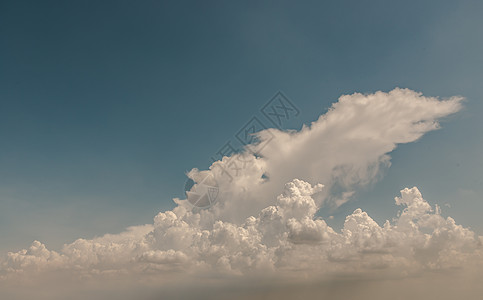 太阳闪耀在天空的云中 云的形状唤起想象力和创造力 笑声空气气氛自由云景场景想像力环境艺术生活蓝色图片