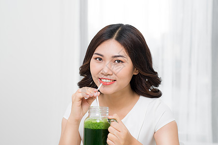 健康膳食 快乐美丽微笑的女人喝绿色排毒蔬菜冰沙 健康的生活方式 食物和饮食 喝果汁 饮食 健康和美容理念女士早餐螺旋女孩小麦搅拌图片