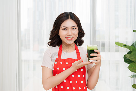 年轻的年青女性享受健康的素食清凉 体重减肥和戒毒厨房排毒营养食物绿色果汁饮食玻璃女孩微笑图片