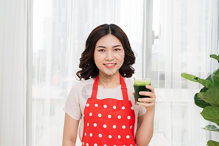 年轻的年青女性享受健康的素食清凉 体重减肥和戒毒绿色玻璃活力微笑蔬菜福利食物奶昔营养女孩图片