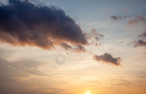 天上的日落或日出 多彩的日落 美丽的背景地平线空气戏剧性天气晴天紫色太阳阳光墙纸蓝色图片