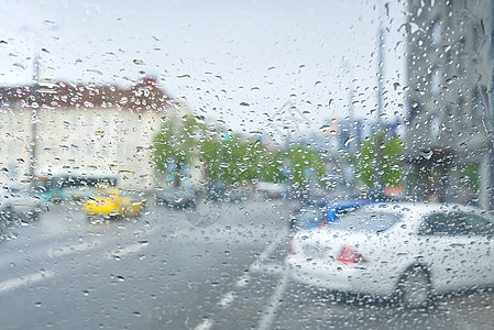 在雨暴中驾车 城市风景模糊 在下雨日从汽车上观看图片