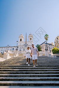 意大利罗马的西班牙阶梯 著名的地方是罗马巴洛克风格的典范 意大利夫妇在罗马城市旅行女士正方形楼梯窗户装修首都摄影全景教会教廷图片