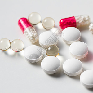 白色背景的红胶囊和药丸 保健 医疗 药房和疾病概念养分临床营养药店维生素治疗药剂公司制药化剂图片