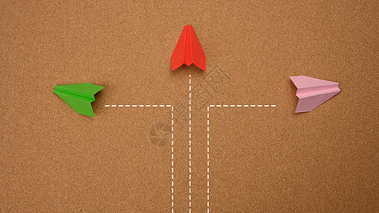 三架纸飞机在棕色背景上朝不同的方向飞行 决策的概念 思维的不统一图片
