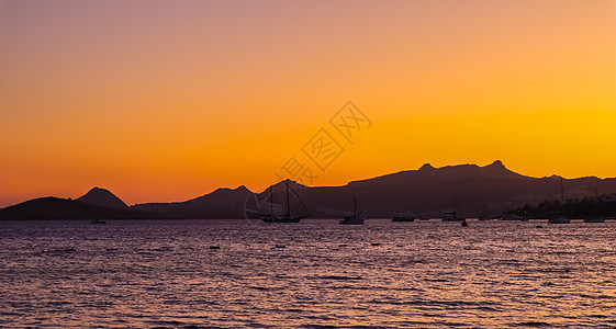 地中海有岛屿 山区和船只的美丽多彩色彩明亮的日落娱乐太阳天空游艇海岸全景旅游热带旅行山脉图片