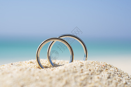 热带海滩沙沙滩上的对等结婚戒指假期布置地平线天堂支撑天空沙漠海洋蓝色海岸图片
