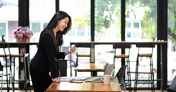 成功成功的商业女商务人士在办公室获胜 为商业金融概念而使用笔记本电脑的亚洲妇女快乐地兴奋起来图片