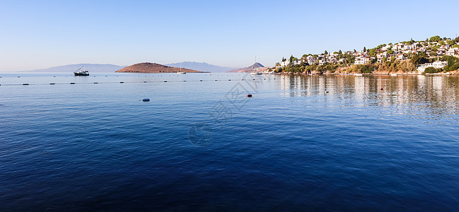 爱琴海海岸 蓝色水 岛屿 山丘和小白房子等海景天空全景山脉建筑村庄海滩旅行海岸线地平线图片