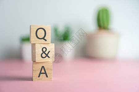 在木制立方体上 用有背景的手握着Q和字母表 问答的含义论坛解决方案测验服务社区教育知识顾客骰子网站图片