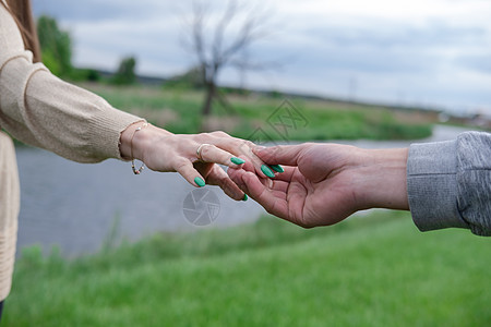 男人和女人的手伸向对方 手在自然背景上的柔软 温柔的触感 手拉手 爱 联系 帮助 关系 社区 团结 象征主义的概念救援手指白色男图片