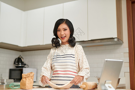 女人在厨房桌上做小块钱蛋子家务厨师面团面包手工烹饪面粉食谱桌子女士图片