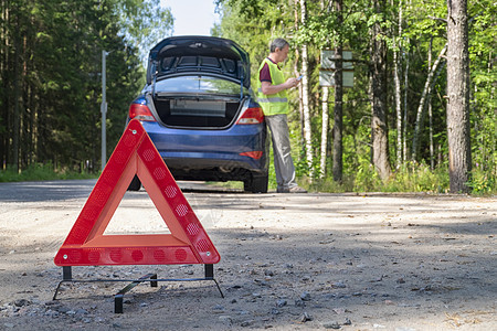 一辆汽车附近的农村公路边上可移动警告的三角标志车辆反光板手机路标危险维修保险损害损失乡村图片