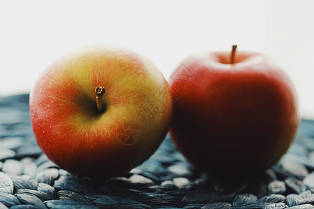 两块新鲜成熟的小苹果 水果和有机食品营养品牌假期奢华红色绿色健康食物推广饮食图片