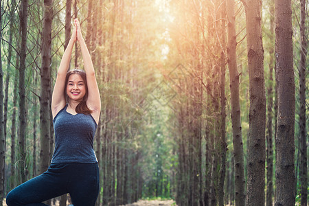 美丽的年轻女子放松常健健健锻练瑜伽班级松树树木国家森林训练跑步女士冥想女性图片