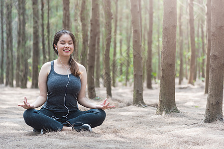 年轻女性的生活方式可以放松静坐默思瑜伽沉思福利音乐丛林冥想活力女士植物耳机旅行图片