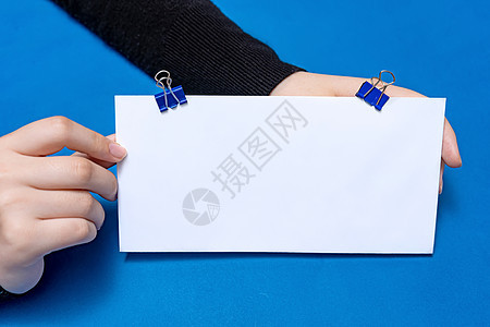 女性手持空白的笔记 撰写新Messege最新消息 女士棕榈展示信封折叠邮局地址成功手指广告学生床单商务商业男人蓝色夹子图片