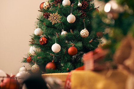 以明亮背景装饰圣诞树礼物装饰庆典季节季节性松树金子装饰品假期红色图片