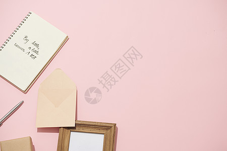 张开笔记本 用粉红背景的空白页和美丽的玫瑰花束商业叶子配件作品女性金子女性化桌子女士小样图片