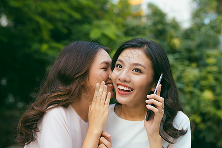 两名年轻妇女在户外社交图片