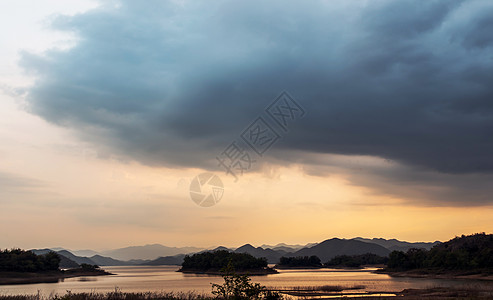 在日出或日落时 湖岸的景色与山脉在背景中森林蓝色天空风景旅行爬坡树木场景城市反射图片