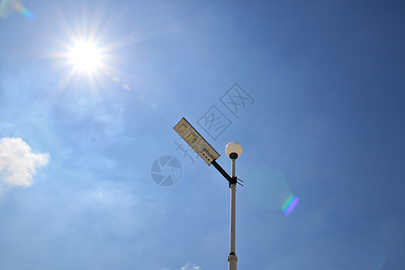 晴朗的天空使太阳光的全部力量通过太阳能电池板照射图片