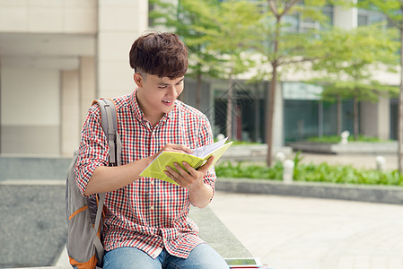 背着背包的年轻亚洲人读书购物男性教育故事大学电脑学生小说成人校园图片