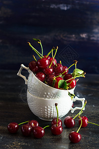 生锈背景的新鲜樱桃餐巾食物饮食水果桌子蓝色乡村紫色营养图片