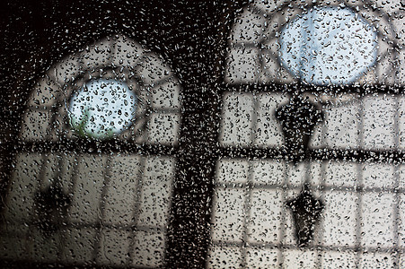 窗户上的雨滴气泡白色建筑风暴城市下雨季节天气流动液体图片