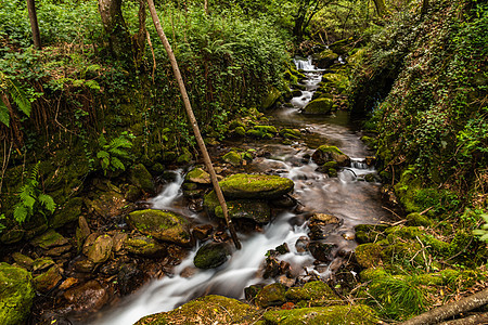 葡萄牙Gresso河中美丽的水流风景悬崖天堂生态溪流岩石墙纸森林瀑布公园图片