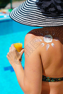泳池的漂亮女人海滩草帽女孩日光浴身体太阳防晒霜绘画假期屏幕图片