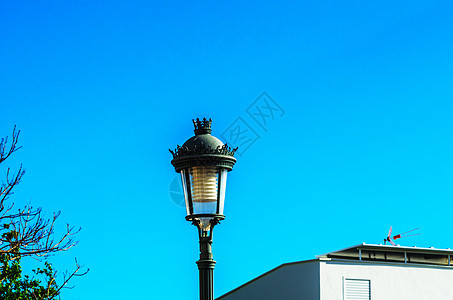 老式街灯照亮西班牙街道 这是传统街道建筑的特色元素建筑学历史性玻璃灯笼风格天空照明古董石头历史图片