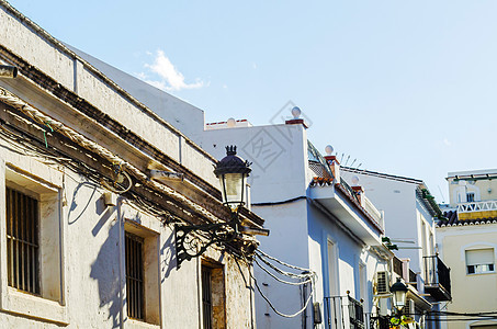 老式街灯照亮西班牙街道 这是传统街道建筑的特色元素古董灯笼风格旅行历史天空建筑学安装玻璃照明图片