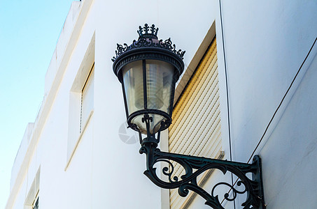 老式街灯照亮西班牙街道 这是传统街道建筑的特色元素石头建筑学灯泡玻璃熟料历史性历史文化安装艺术图片