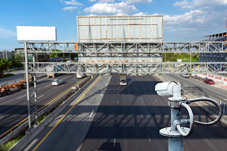 监控摄像头在天桥上 记录公路交通视频服务控制车辆安全车轮监视街道相机建筑图片