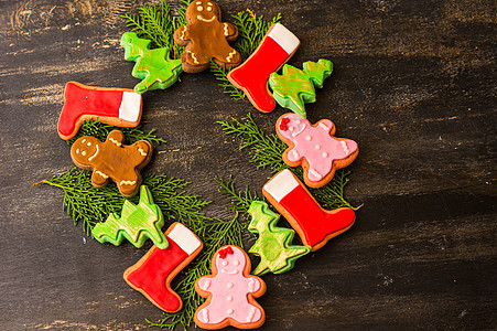 带姜饼的圣诞概念饼干桌子甜点微笑松树庆典食物雪花假期姜饼人图片