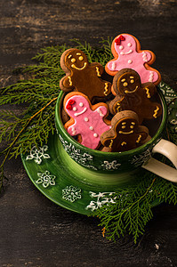 带姜饼的圣诞概念庆典微笑饼干雪花食物姜饼人松树桌子甜点假期图片