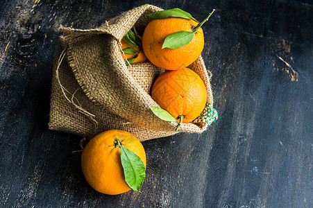 深木木底的有机橙子饮食麻布绳索树叶桌子生物情调异国乡村甜点图片