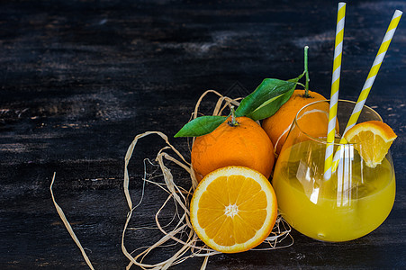 含橙果的有机食品概念水果饮食乡村橙子树叶柑桔稻草桌子食物果汁图片