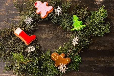 带姜饼的圣诞概念甜点桌子奶油微笑庆典雪花食物松树姜饼人假期图片