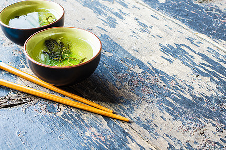 健康食品概念桌子绿色勺子饮食乡村树叶筷子背景图片