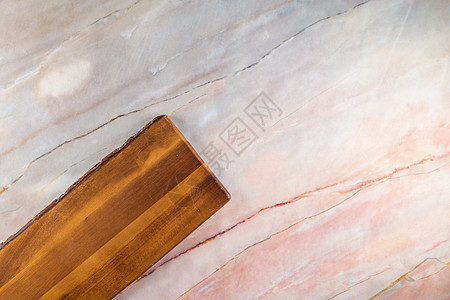 灰色大理石背景上的木切板海报边界托盘环境桌子木板甲板盘子餐厅展示背景图片