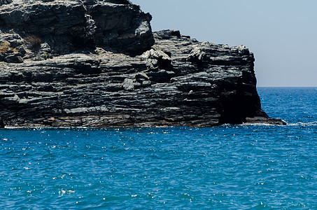 令人惊叹的海洋 有蓝色夏季波浪和岩石 对岩石和水的轻松透视娱乐边缘支撑荒野海浪风景美丽水晶海湾海景图片